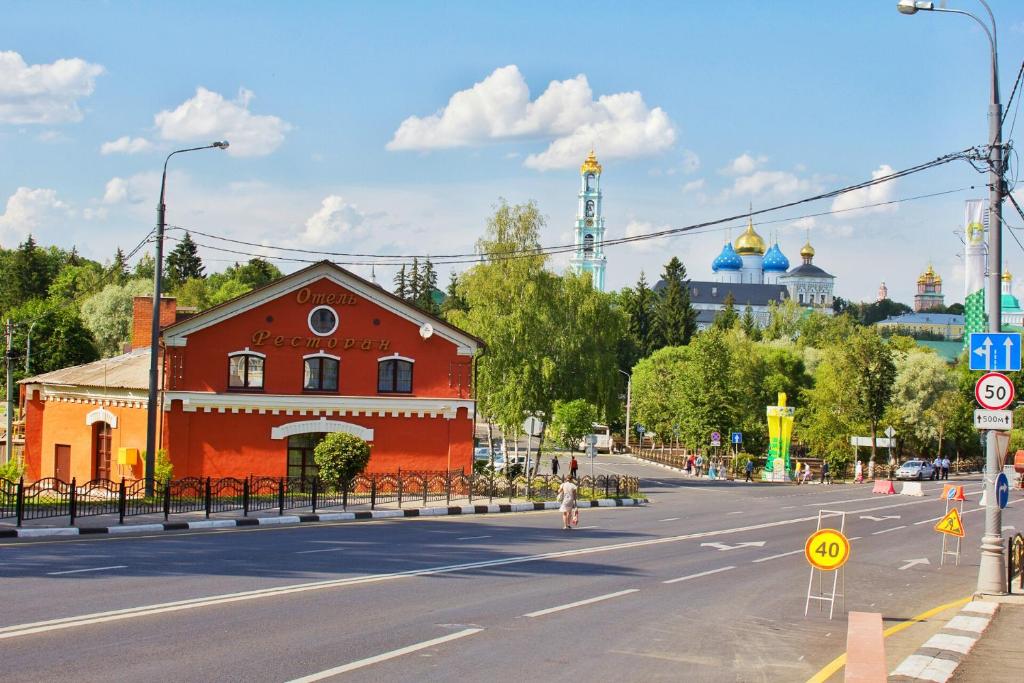 セルギエフ・ポサードにあるMini-hotel Kelarskaya Naberezhnayaの通路側赤い建物