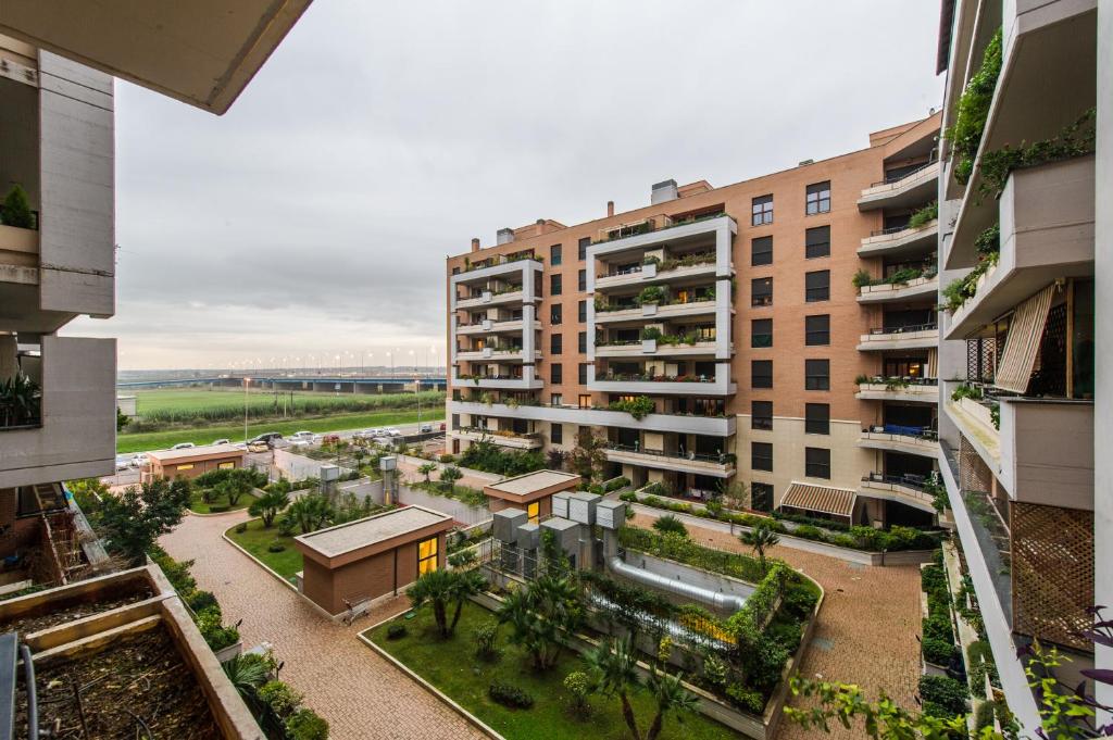 widok na budynek apartamentowy z dziedzińcem w obiekcie Domus al Parco Guest House w mieście Fiumicino
