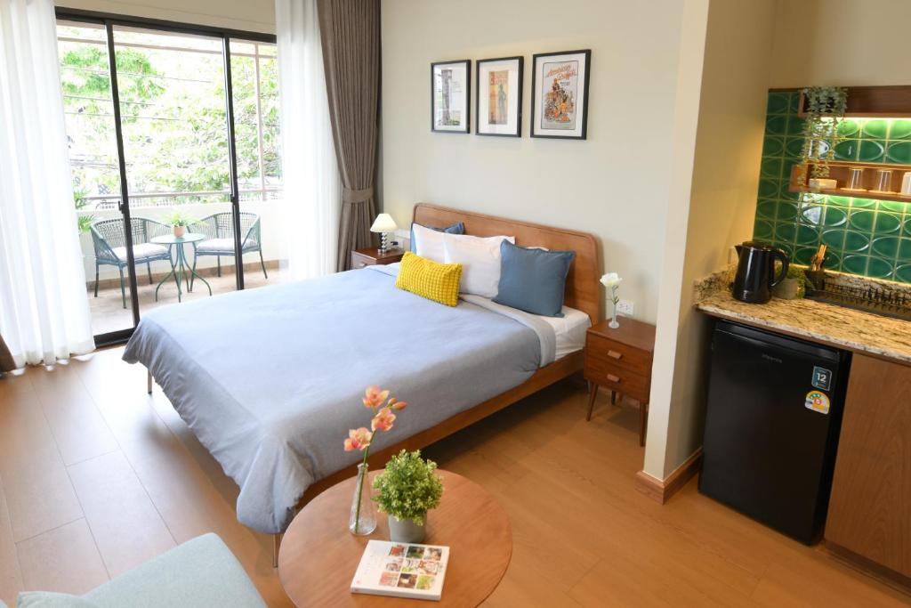 Un dormitorio con una cama y una mesa en una habitación. en Pillow & Paper, en Bangkok