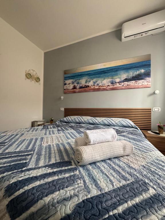 a bedroom with a bed with two towels on it at La Casetta di Elena in LʼAmericano