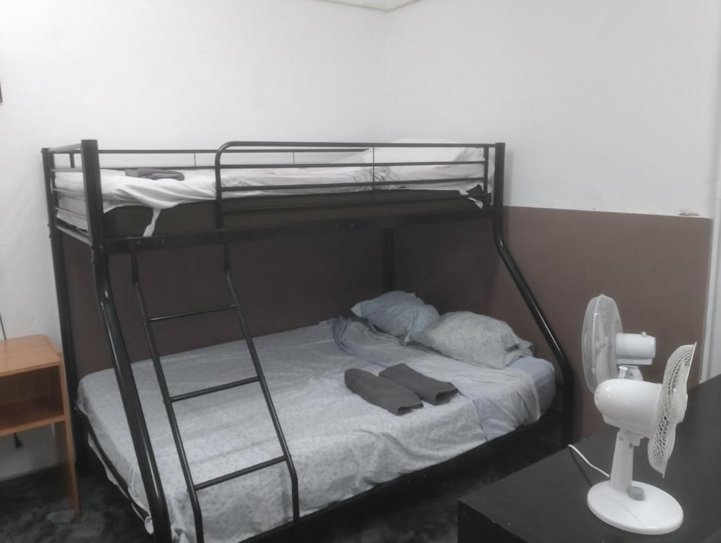 une chambre avec un lit superposé avec une échelle dans l'établissement Rabasa Alicante - Casas de Planta Baja Familiar para 8 Personas, à Alicante