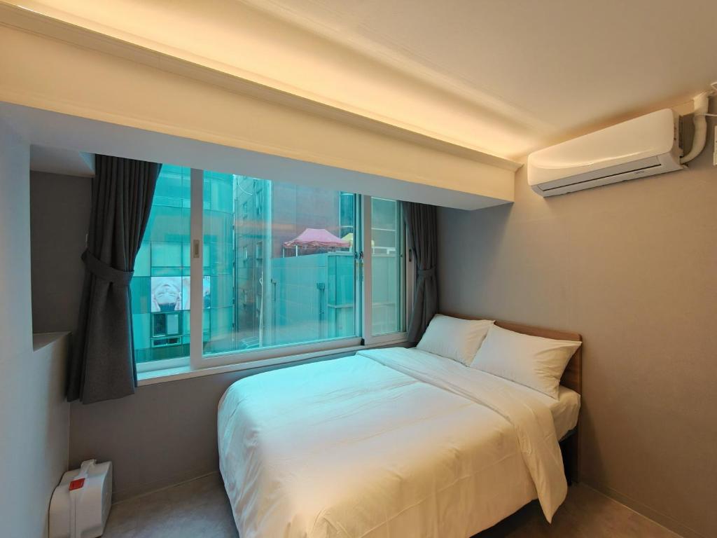 Ένα ή περισσότερα κρεβάτια σε δωμάτιο στο Unit J Hostel