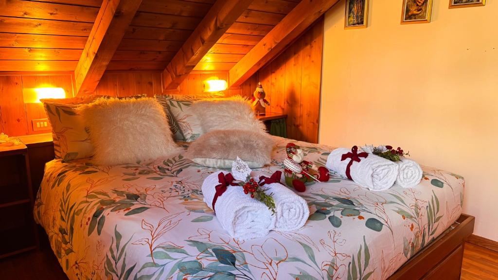 a bedroom with a bed with towels on it at Chalet Stravedo by Ca-Sa Check in Villanova