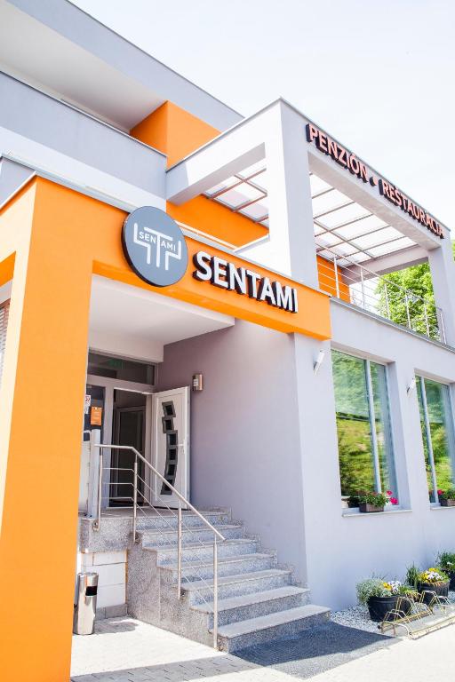 un edificio con un letrero que lee selenio en Sentami, en Žilina