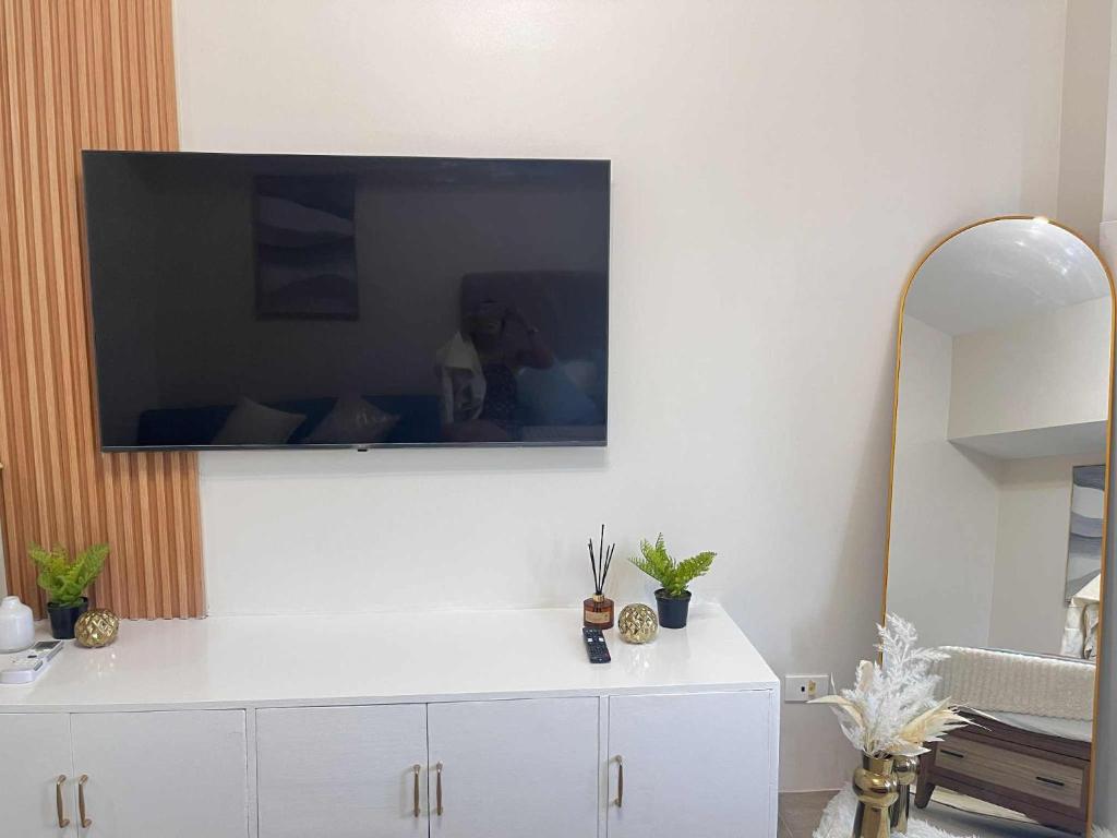 Una televisión o centro de entretenimiento en ABE Place