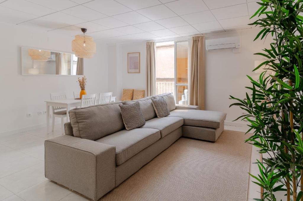 ein Wohnzimmer mit Couch und Tisch in der Unterkunft LC Apartaments Centro Plaza la Paz in Castellón de la Plana