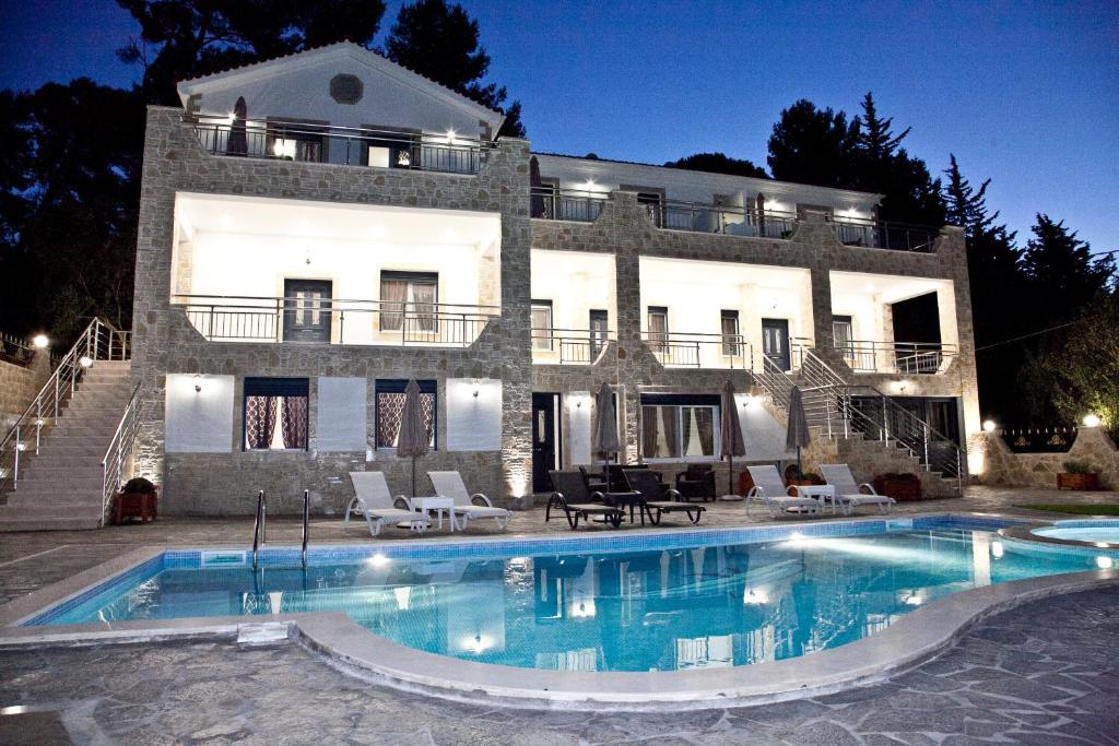 里科索里的住宿－Diwani Luxury Villas，一座大房子,前面设有一个游泳池