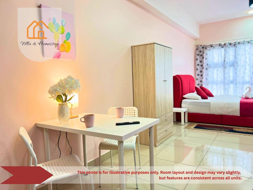 una pequeña habitación con una mesa y una cama en ImpianKU HYVE SOHO Cyberjaya, en Cyberjaya