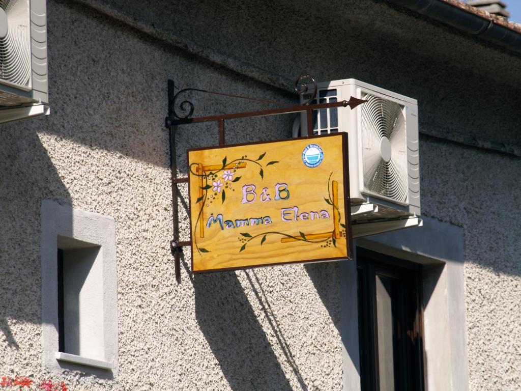 een geel bord aan de zijkant van een gebouw bij B&B Mamma Elena in Rovito