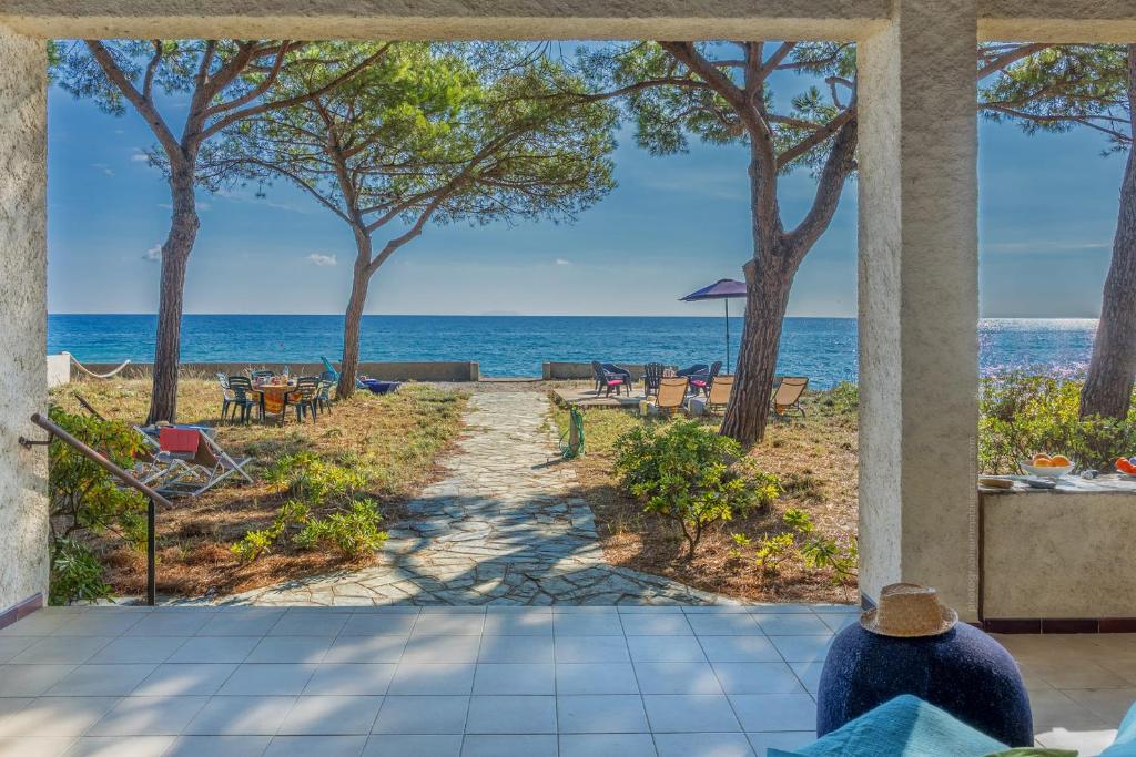 Blick auf den Strand von der Veranda eines Strandhauses in der Unterkunft Villa Les 3 frères in San-Nicolao