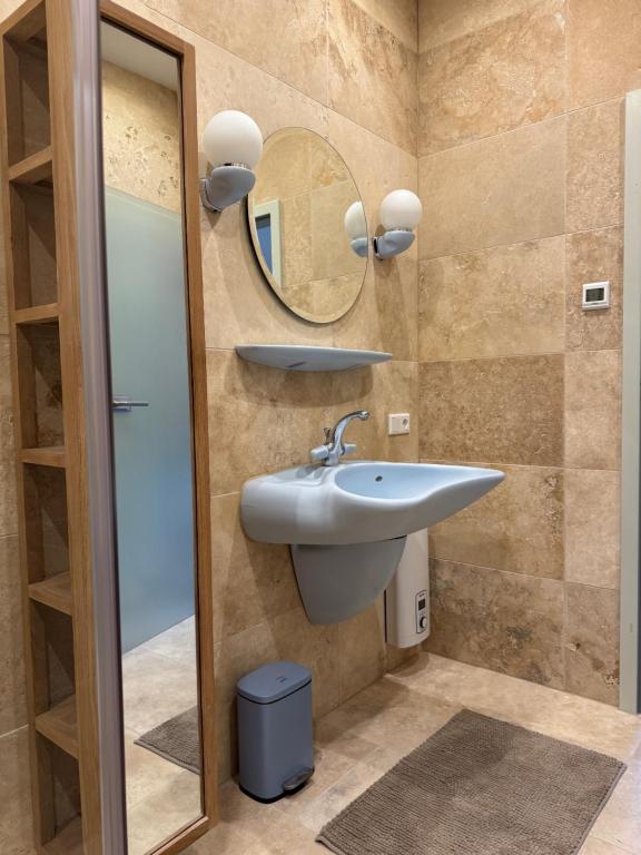 Koupelna v ubytování Beim Goldenen Dackel -Atelierhaus im Hof