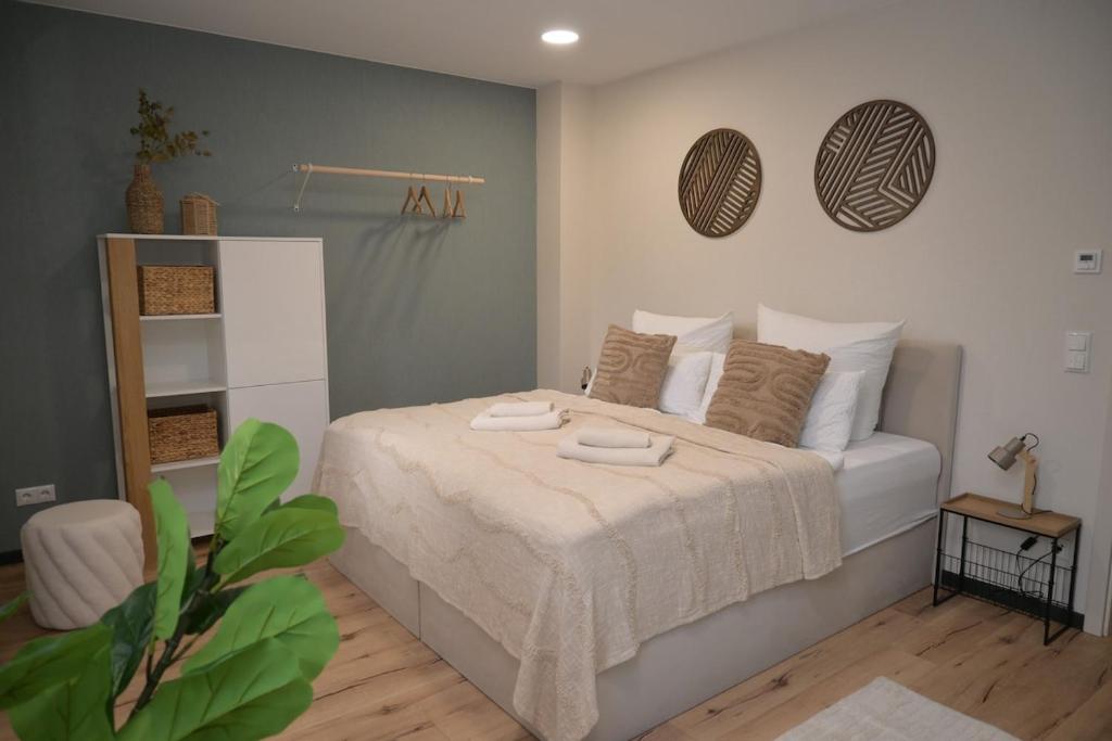 une chambre avec un lit avec deux serviettes dessus dans l'établissement Stilvolle & ruhige Ferienwohnung mit Terrasse & Garten, à Petershagen