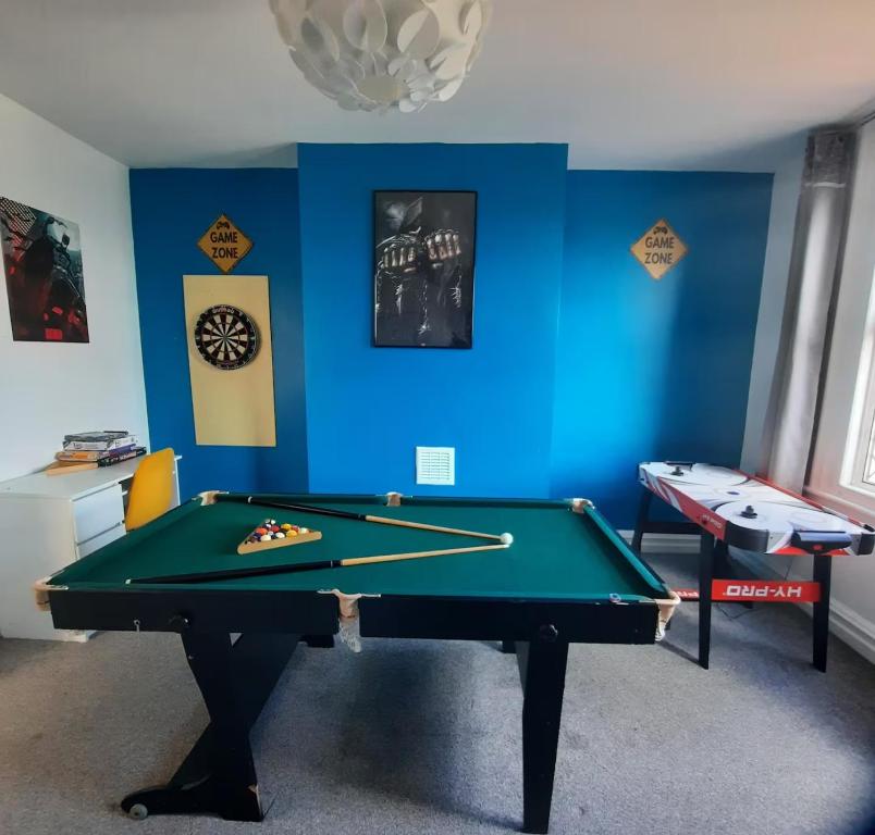 Бильярд в Home in Woodhouse, Leeds,Free 4 Car Parking,Free WiFi