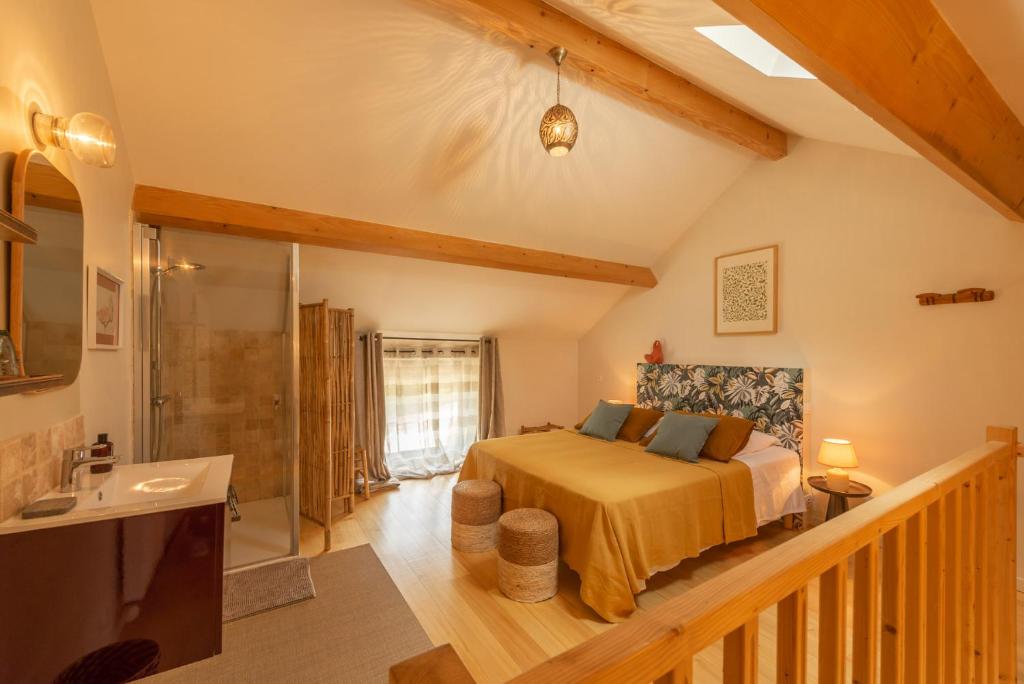 una camera da letto con un letto e una cabina doccia di Villa Caormina a Prayssac