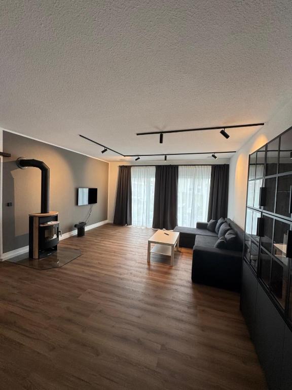 un soggiorno con un divano e una TV di Samtenssonne a Samtens