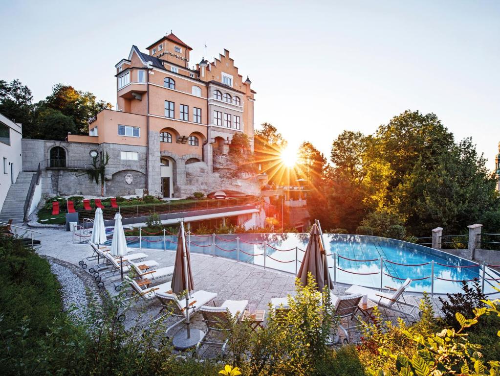Der Swimmingpool an oder in der Nähe von Hotel Schloss Mönchstein