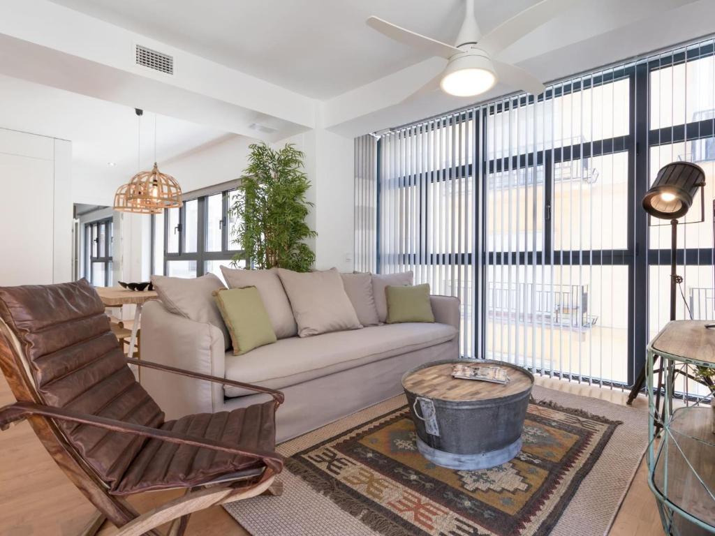 a living room with a couch and a chair at ChezmoiHomes Plaza Nueva in Granada
