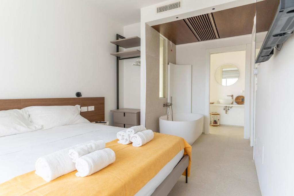 une chambre avec un lit, une baignoire et un lavabo dans l'établissement Hotiday Apartments Giulianova, à Giulianova