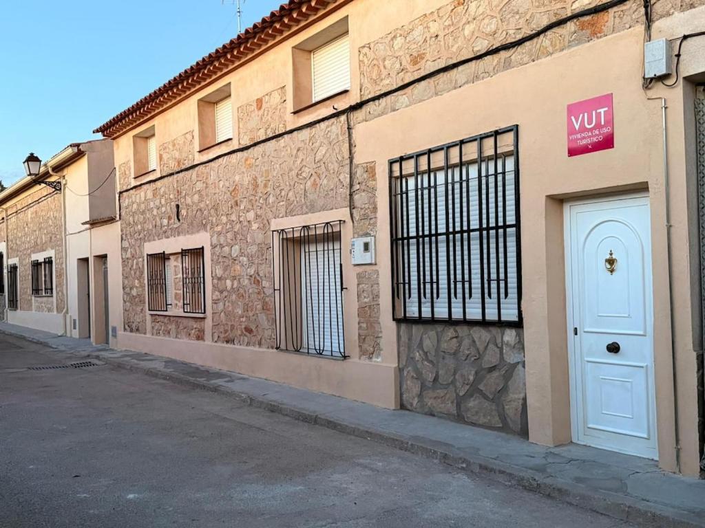 ein Gebäude mit einer weißen Tür auf einer Straße in der Unterkunft La Paca 