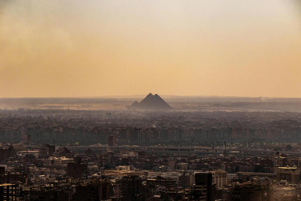 uma vista do pão de açúcar do topo de uma cidade em Upora Pyramids View Inn em Cairo