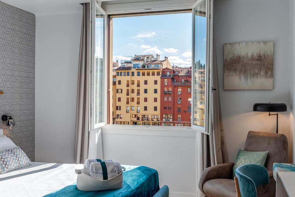 Schlafzimmer mit Stadtblick aus dem Fenster in der Unterkunft Vetro - Sweet Dreams in Florence in Florenz
