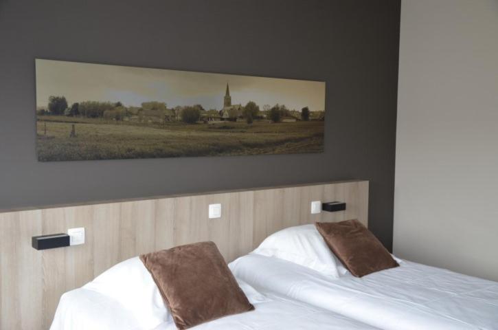 1 dormitorio con 2 camas y un cuadro en la pared en B&B 't Withuis en Diksmuide