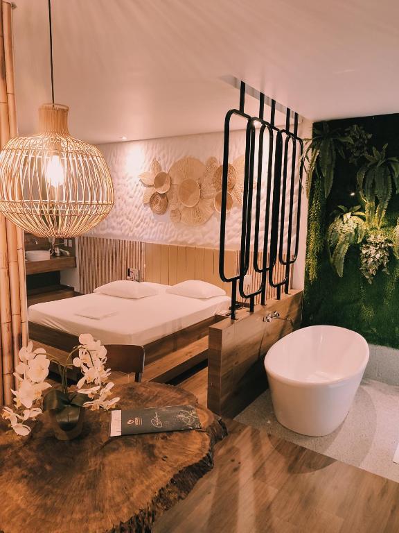 a bedroom with two twin beds and a chandelier at Vison Boutique Motel in Ponta Grossa