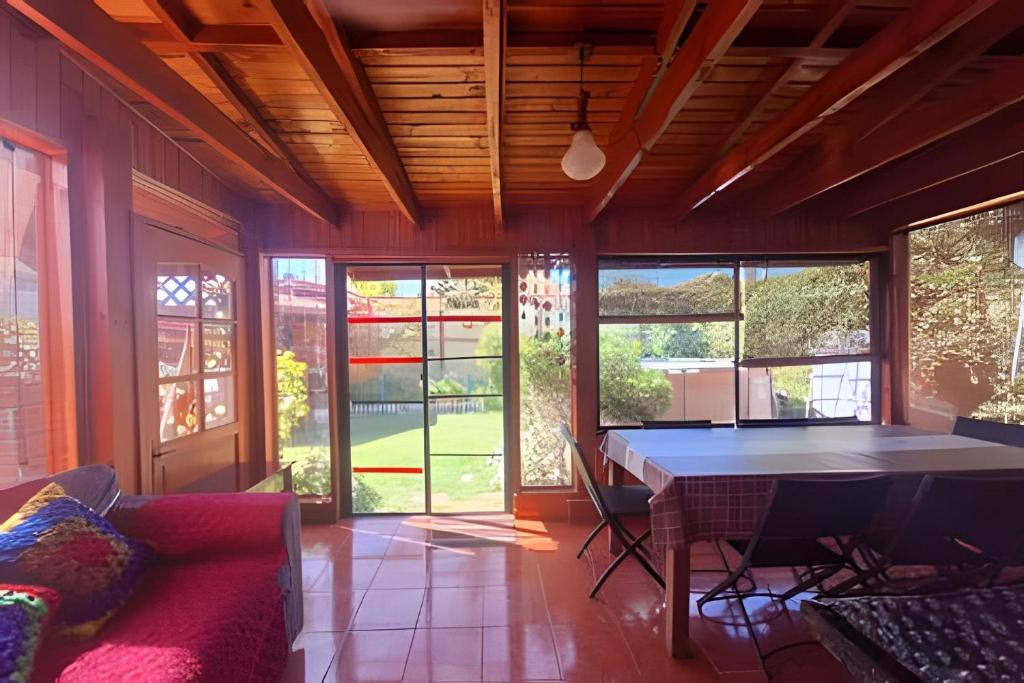un salon avec une table de ping-pong dans l'établissement Beautiful and spacious family house, à Algarrobo