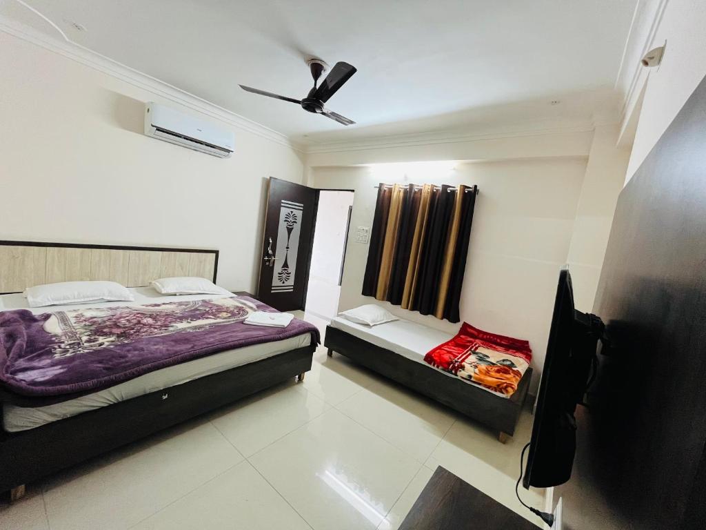 Ένα ή περισσότερα κρεβάτια σε δωμάτιο στο Hotel Chandram - 450mtr I 10min walking from ShreeNath Ji temple Nathdwara 966o9o1oo6