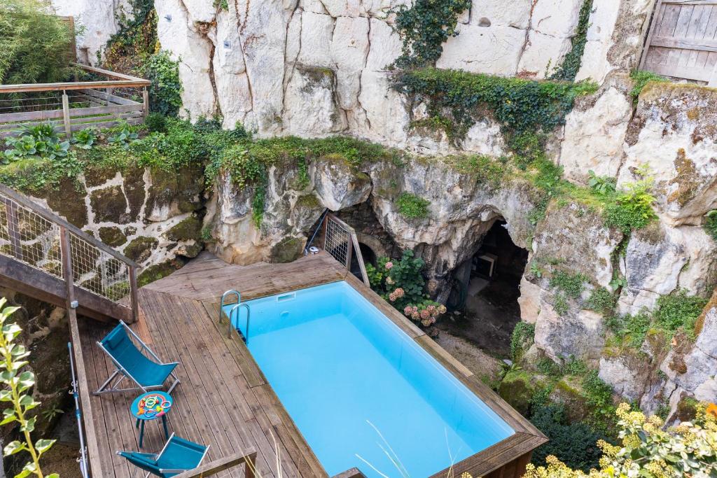 Saint-Clément-des-LevéesにあるLogis Escale - Grand Gite - Piscineの岩壁にある屋外プール