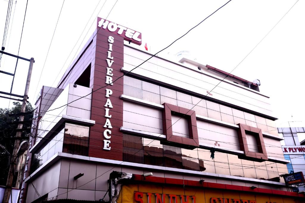 un edificio con un cartel en el costado en Hotel Silver Palace, en Haldwāni