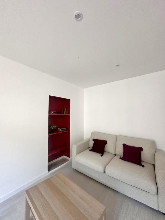 Una sala de estar blanca con un sofá y una mesa. en Cozy and bright Perfect stay in Bischheim, en Bischheim