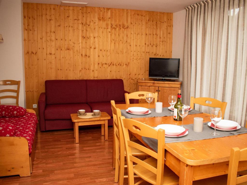 a living room with a table and a couch at Chalet Duplex 8 Pers, 300m des Pistes, Terrasse, Piscine Couverte, Parking - FR-1-504-435 in Superdevoluy