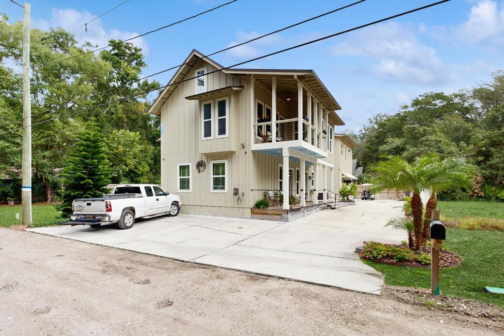 Stylish & sun-filled retreat with large patio & fireplace - near beaches & golf في فرناندينا بيتش: شاحنة بيضاء متوقفة أمام منزل