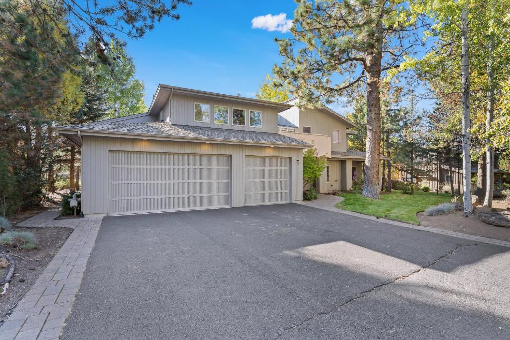 una casa con un garage di fronte a un vialetto di 11 Tournament home a Sunriver