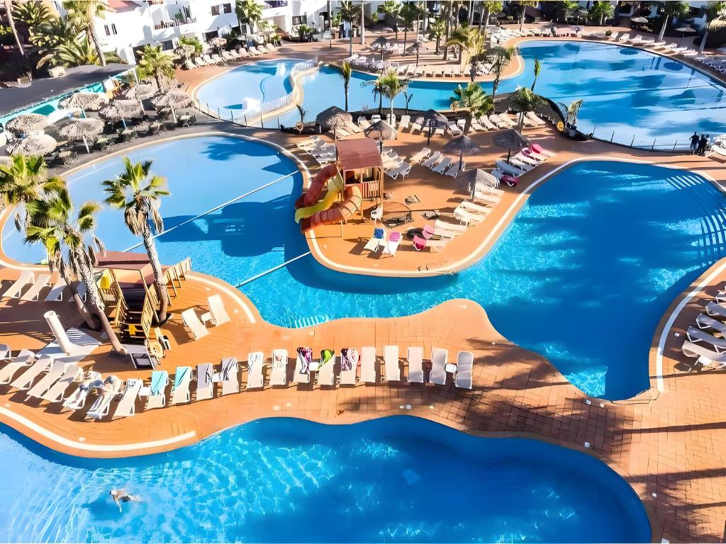 eine Aussicht über den Pool in einem Resort in der Unterkunft Oasis Duna Casa Maho in Corralejo