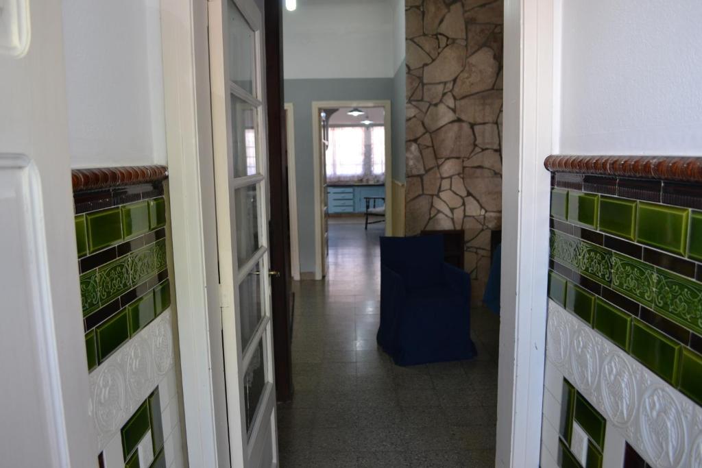 ein Flur mit grünen Fliesen an den Wänden in der Unterkunft Casa Urbana in Villa Progreso