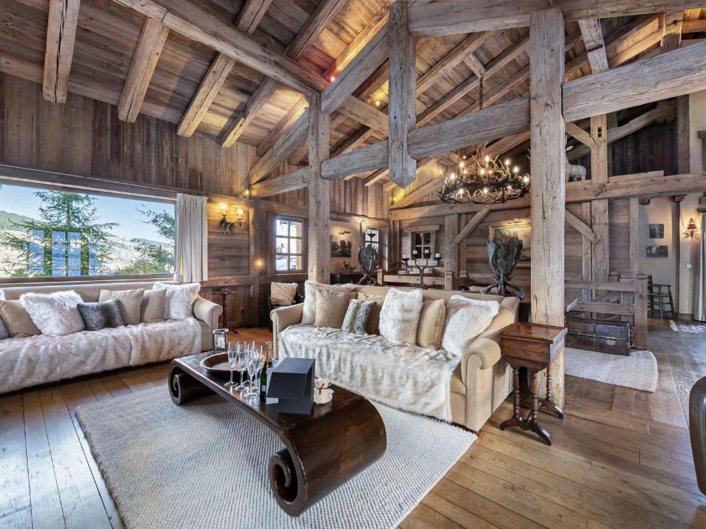 O zonă de relaxare la Chalet montagnard à Rochebrune avec jacuzzi, sauna, 6 chambres, proche des pistes, accueil 12 pers - FR-1-569-37