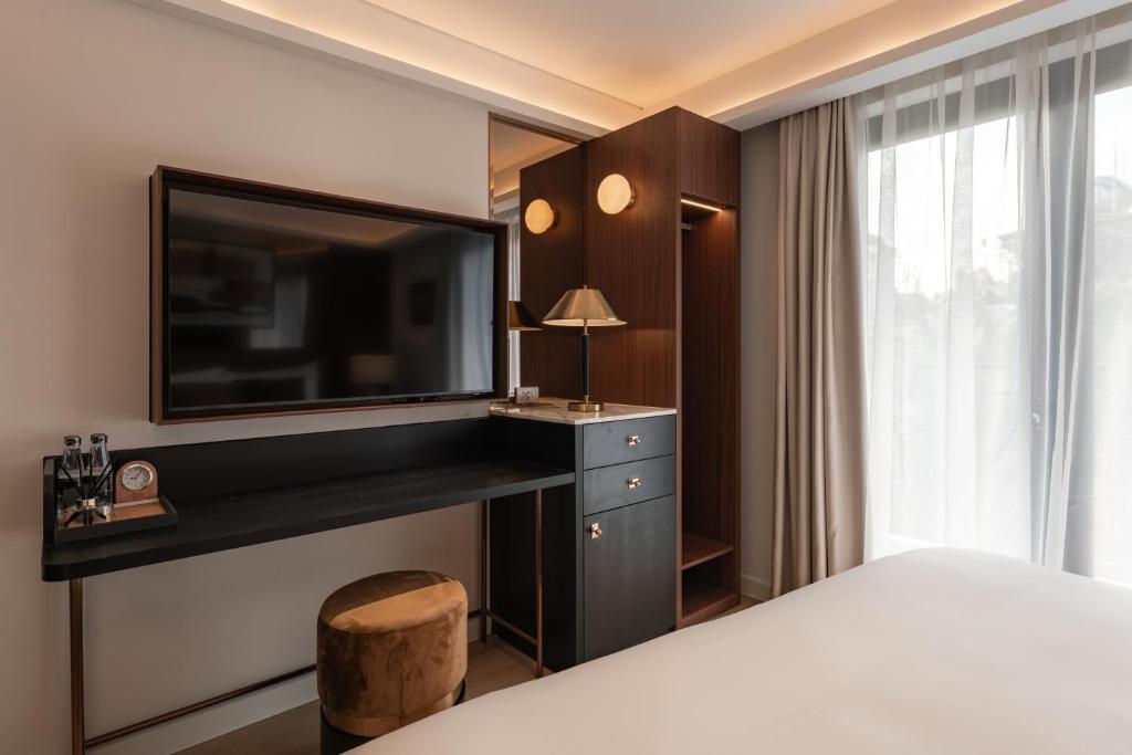 Phòng Deluxe Giường Đôi Có Ban Công