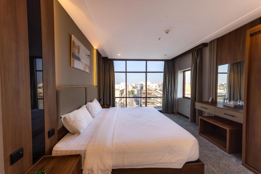 Postel nebo postele na pokoji v ubytování Gardenia Park Alzahraa