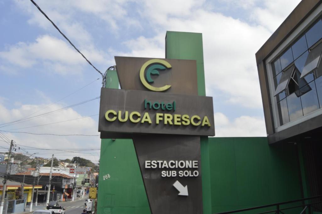 Un cartel de un hotel de cuica fresca en un edificio. en Hotel Cuca Fresca, en Cotia