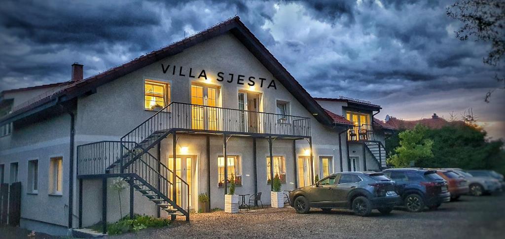 クドヴァ・ズドゥルイにあるVilla Sjesta komfortowe apartamenty, prywatny parking, gratis parking w centrum miastaの「ヴィラ・シエスタ」と書かれた看板のある建物