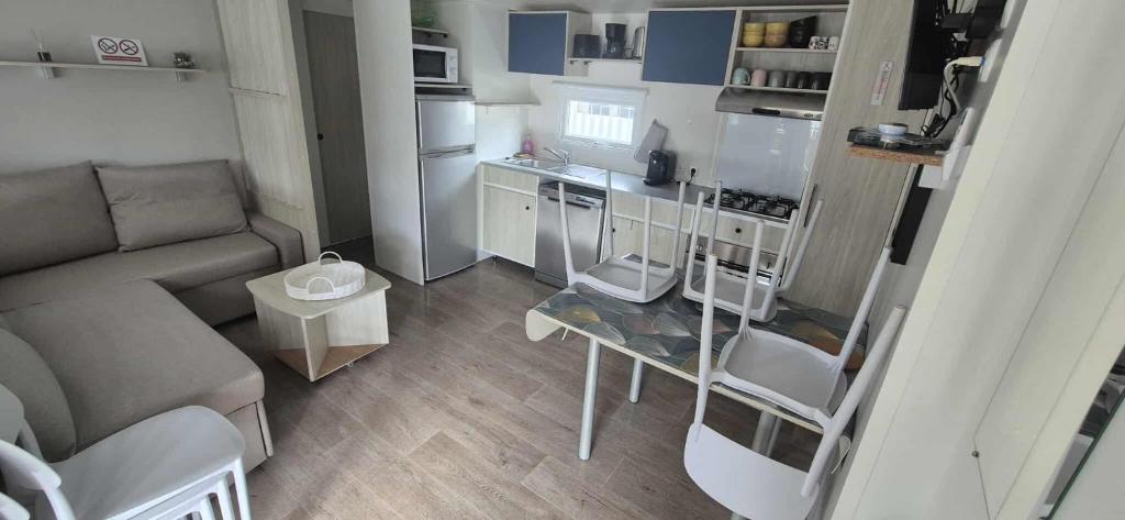Η κουζίνα ή μικρή κουζίνα στο mobile home camping la pignade