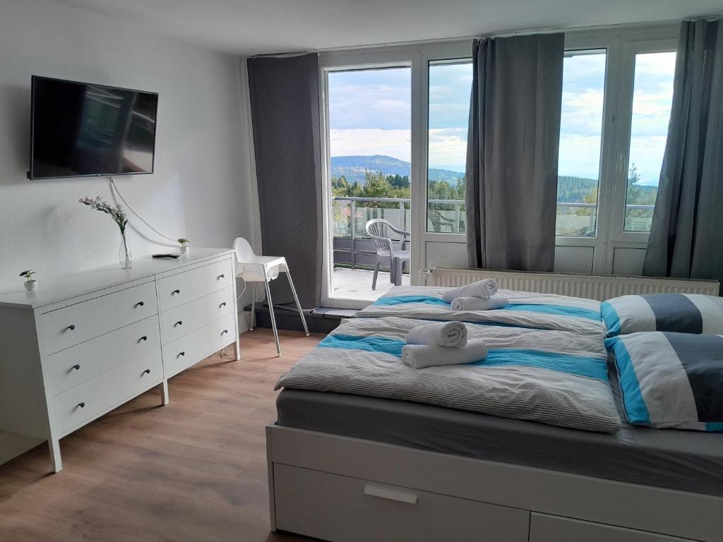 Кровать или кровати в номере Ferienwohnung Marina in Sankt Englmar, Bayerischer Wald, familienfreundlich