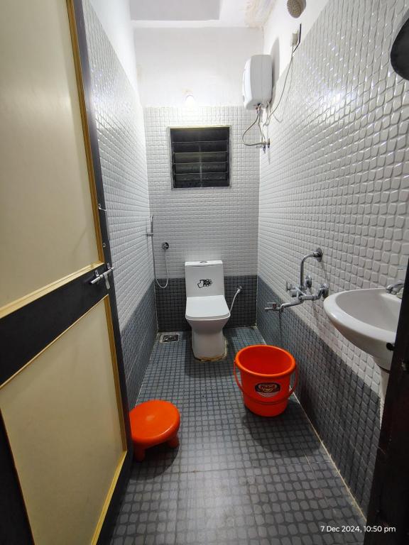 a small bathroom with a toilet and a sink at Shree Datt Yatri Niwas Akkalkot in Solapur