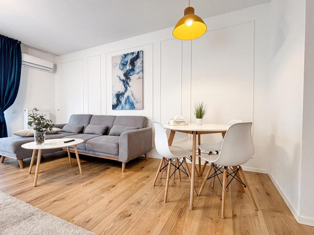 ein Wohnzimmer mit Sofa und Tisch in der Unterkunft The Oasis in Someşeni