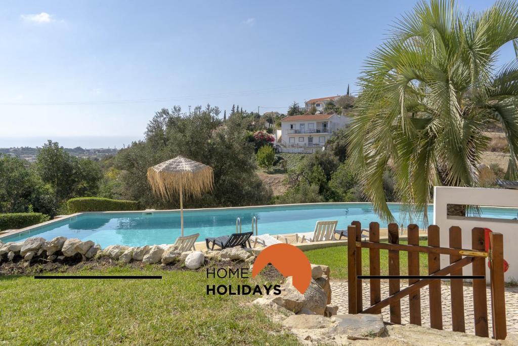 une villa avec piscine et clôture dans l'établissement #339 Terras Novas N 4 By Home Holidays, à Vale da Ursa