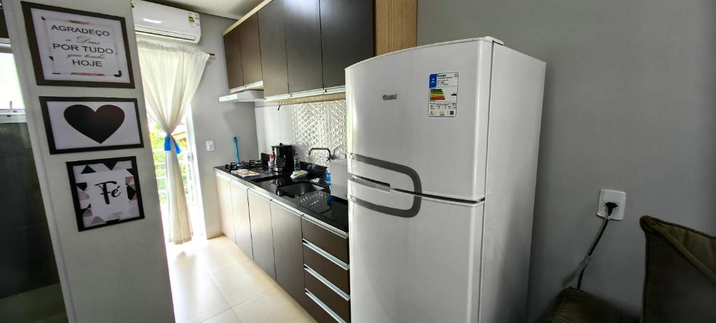 イグレジーニャにあるAP 5 a 300 metros da Oktoberfest Centro Igrejinhaのキッチン(白い冷蔵庫付)