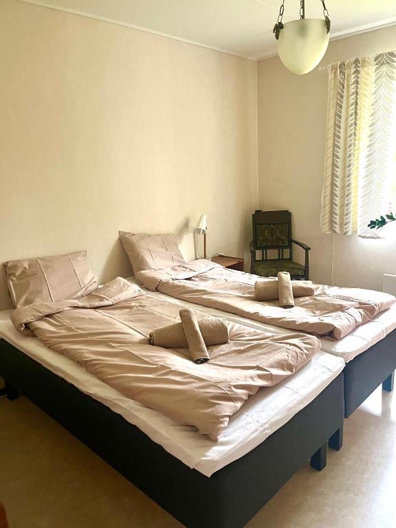 two beds sitting next to each other in a bedroom at Mysighem Hembackavägen 13 in Vaasa