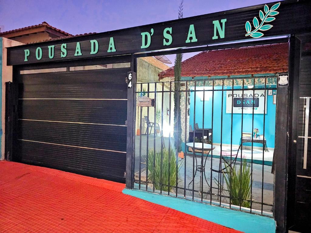 a garage with a sign that reads pokada desan at Pousada D'san in Vinhedo